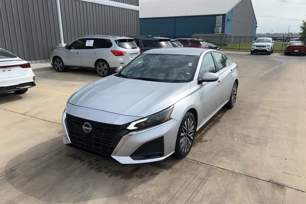 2023 Nissan Altima 2.5 SV photo 1
