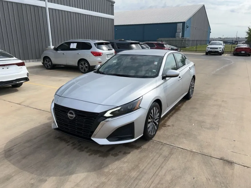 2023 Nissan Altima 2.5 SV photo 1