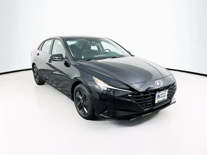 2022 Hyundai Elantra SEL Convenience photo 1