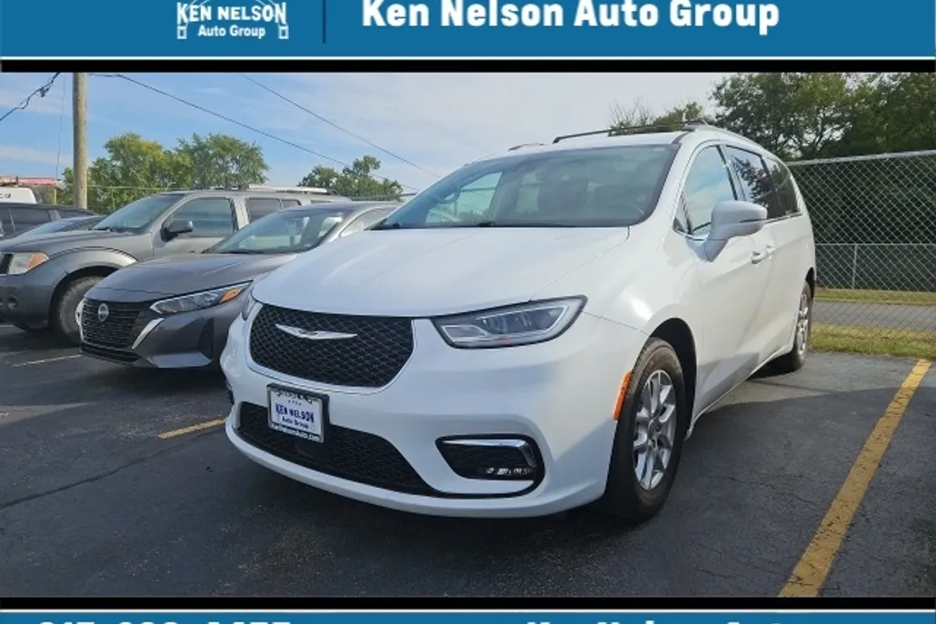 2022 Chrysler Pacifica Touring L photo 1