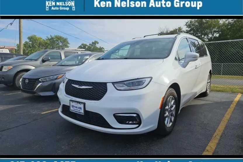 2022 Chrysler Pacifica Touring L photo 1