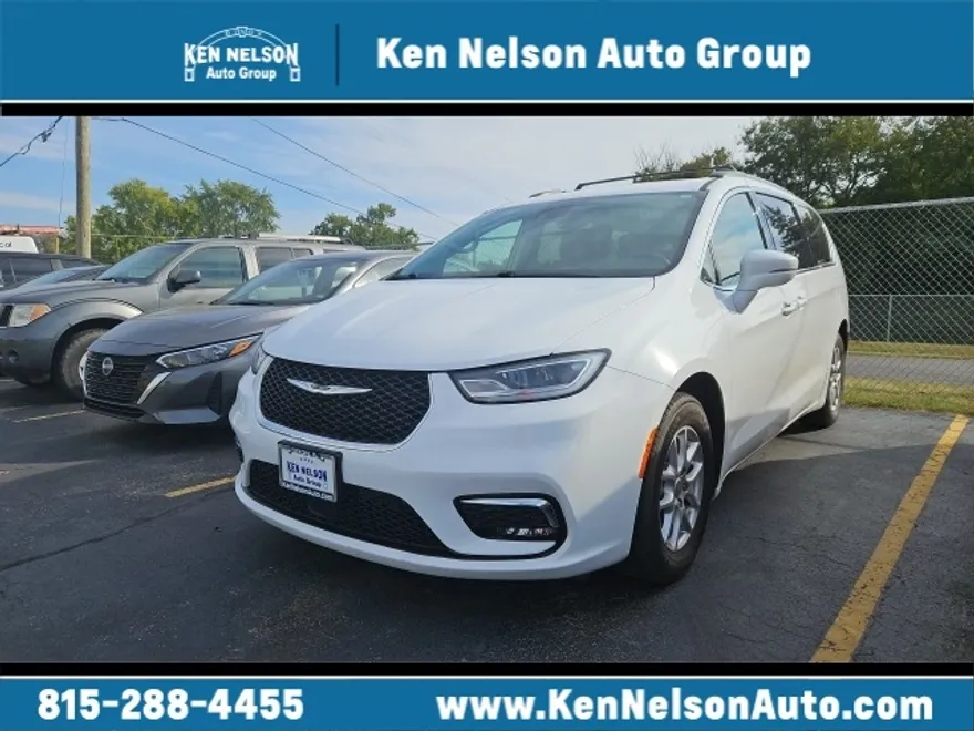 2022 Chrysler Pacifica Touring L photo 1