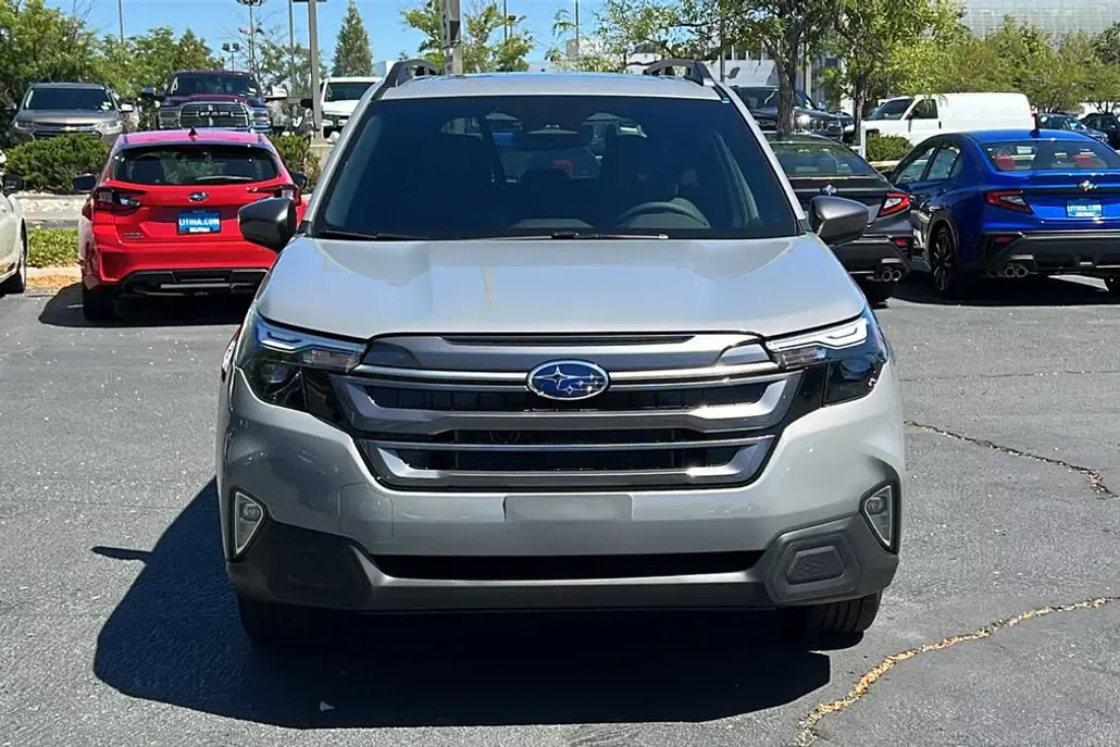 2025 Subaru Forester Premium photo 1
