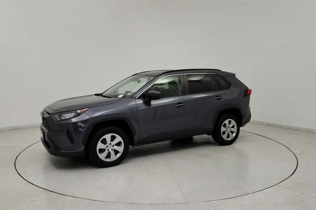 2020 Toyota RAV4 LE photo 1