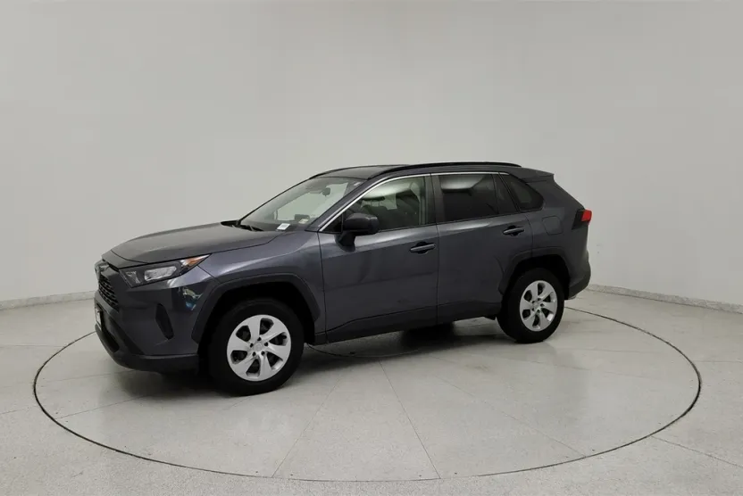 2020 Toyota RAV4 LE photo 1