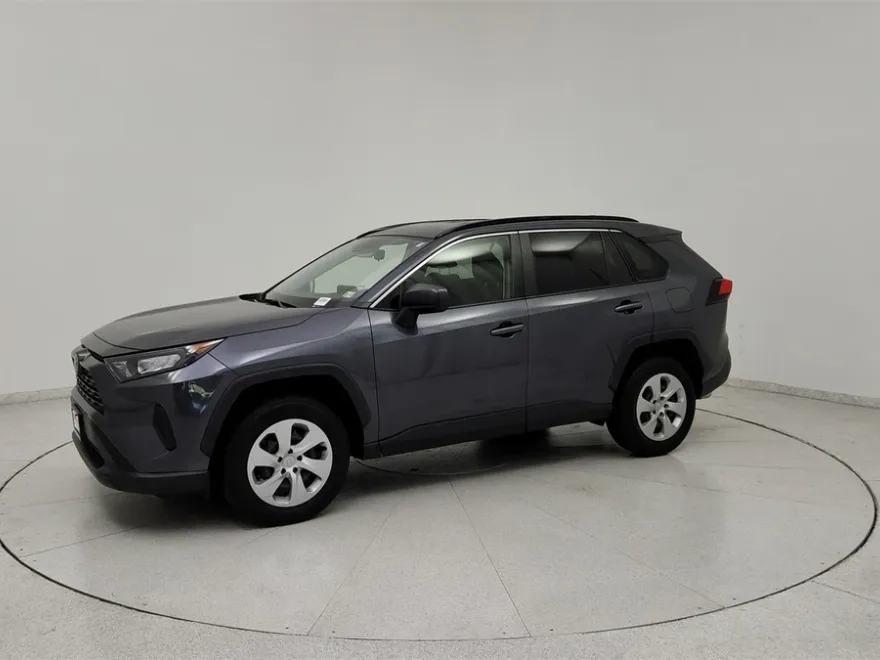2020 Toyota RAV4 LE photo 1