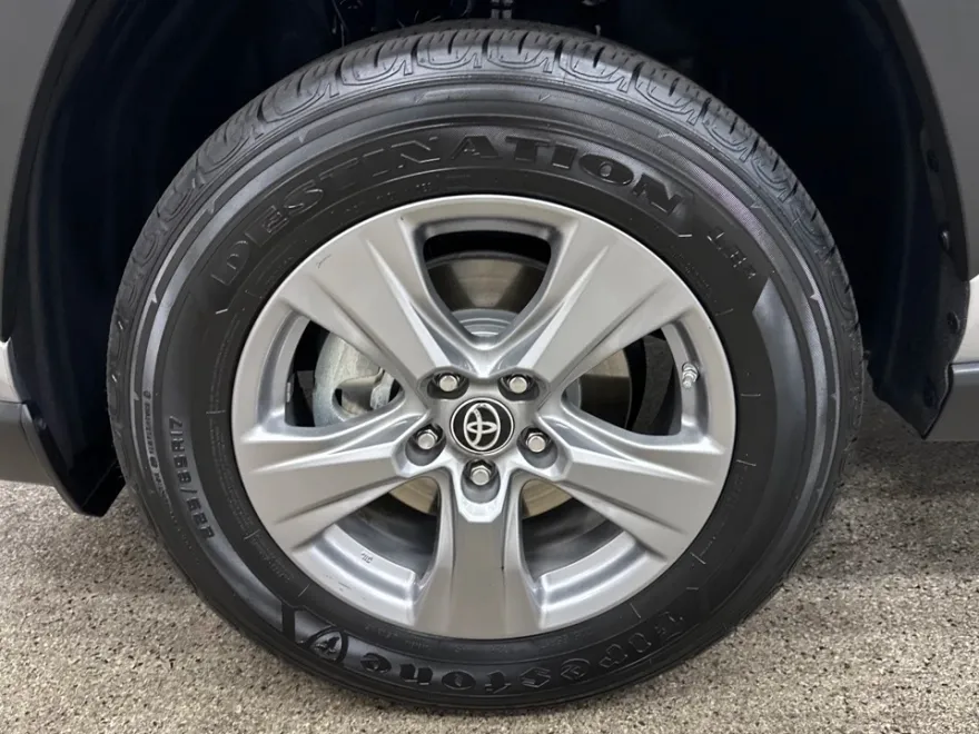 2023 Toyota RAV4 Hybrid LE photo 1