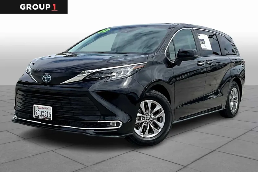2022 Toyota Sienna XLE photo 1