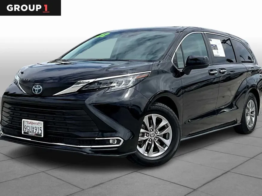 2022 Toyota Sienna XLE photo 1