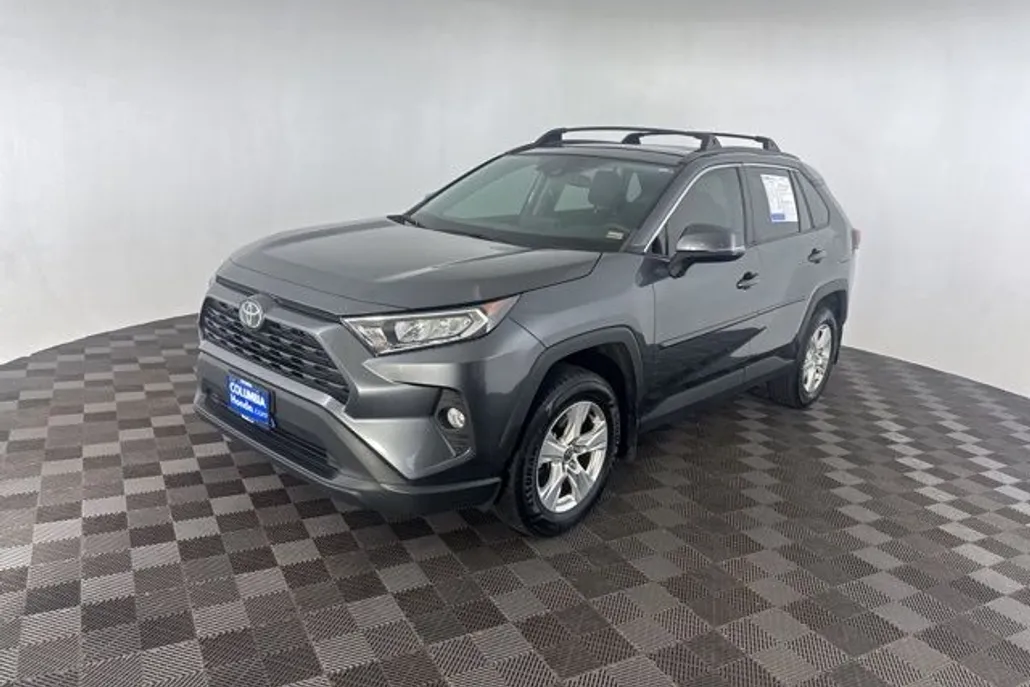 2021 Toyota RAV4 XLE photo 1