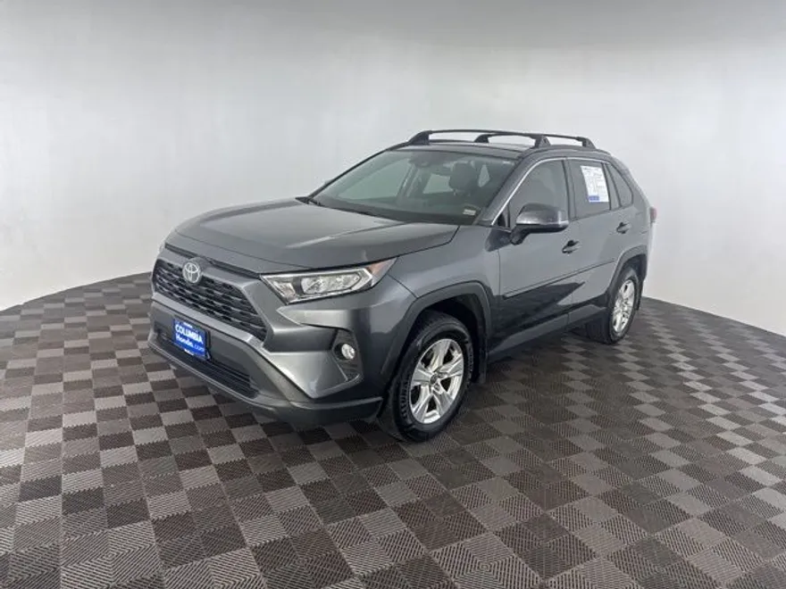 2021 Toyota RAV4 XLE photo 1