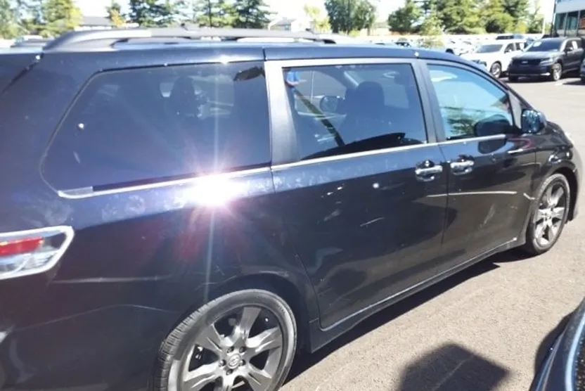 2015 Toyota Sienna SE photo 1