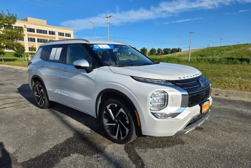 2022 Mitsubishi Outlander SEL photo 1