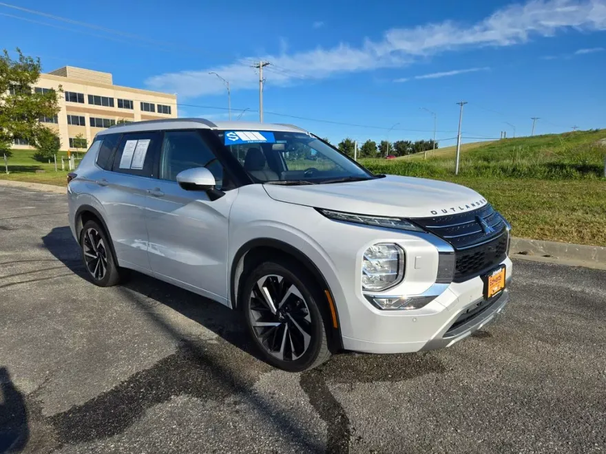 2022 Mitsubishi Outlander SEL photo 1