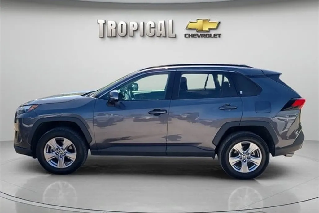 2022 Toyota RAV4 XLE photo 1