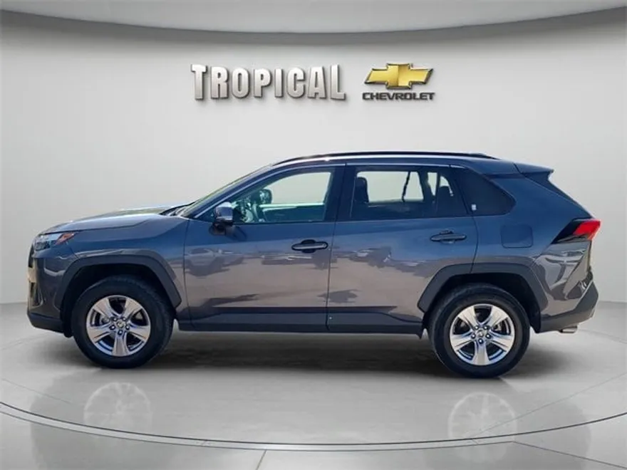 2022 Toyota RAV4 XLE photo 1