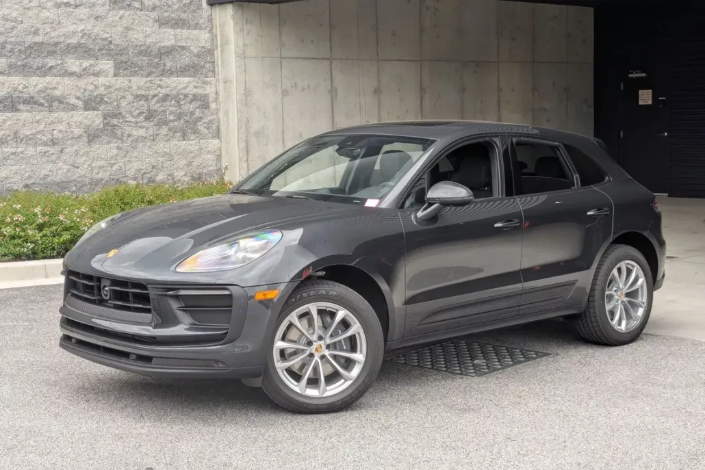 2026 Porsche Macan T photo 1