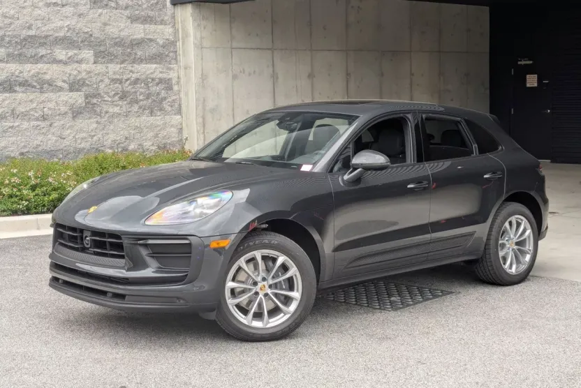 2026 Porsche Macan T photo 1