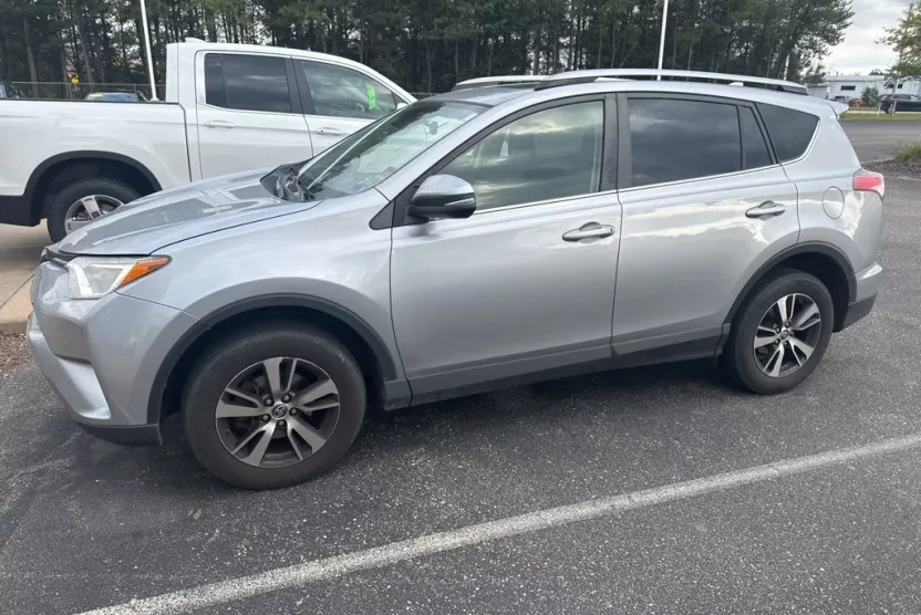 2018 Toyota RAV4 XLE photo 1