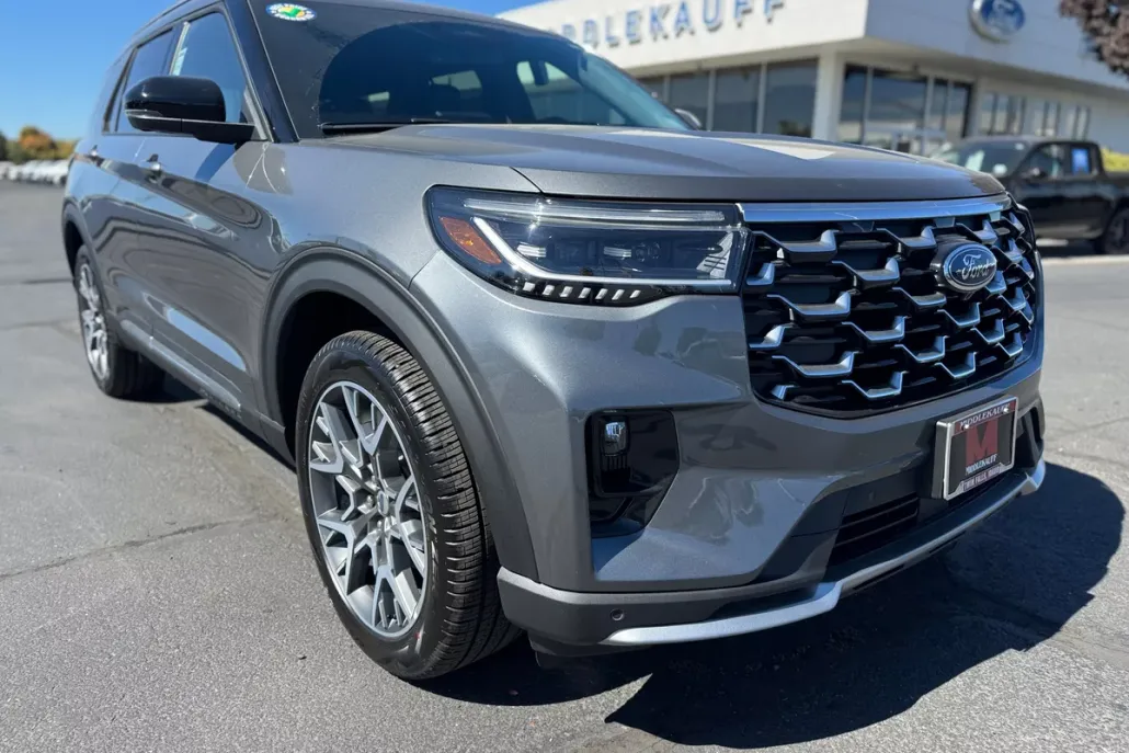 2025 Ford Explorer Platinum photo 1