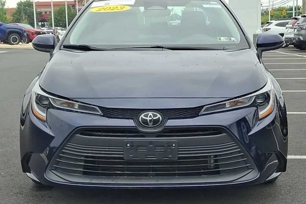 2023 Toyota Corolla LE photo 1