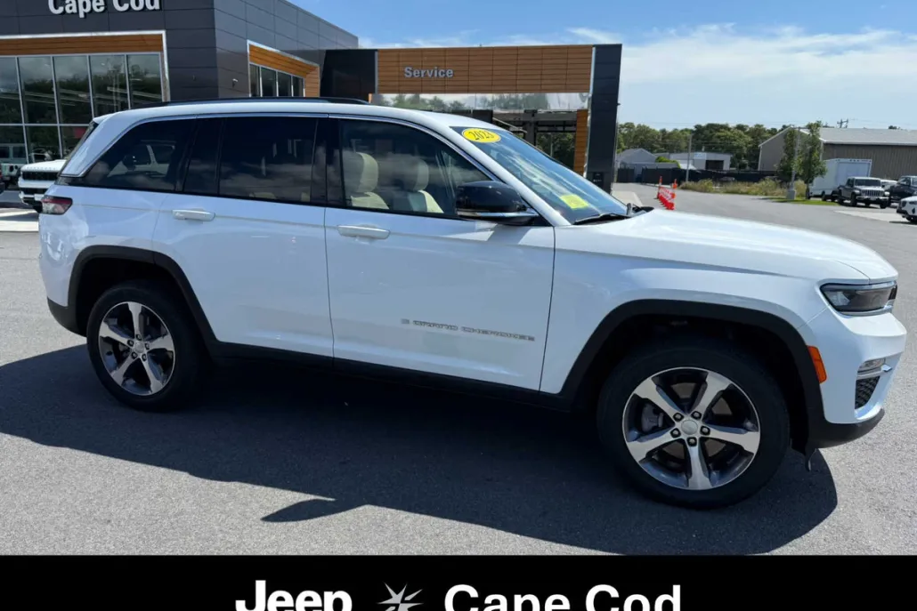2023 Jeep Cherokee Base photo 1