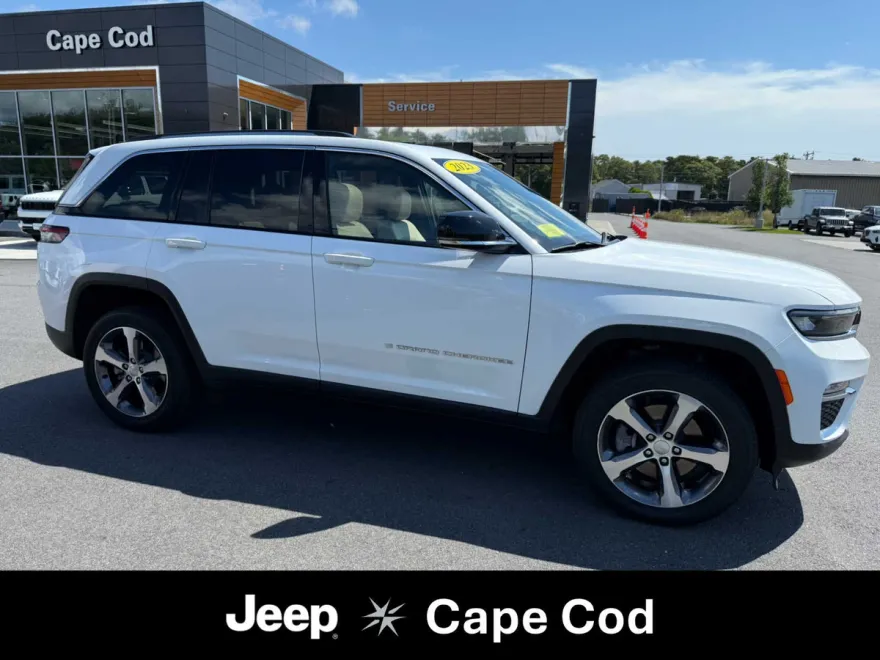 2023 Jeep Cherokee Base photo 1