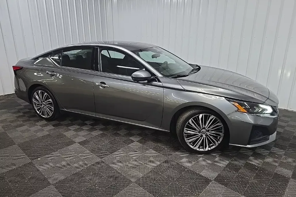 2023 Nissan Altima 2.5 SL photo 1