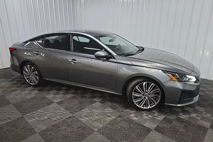 2023 Nissan Altima 2.5 SL photo 1