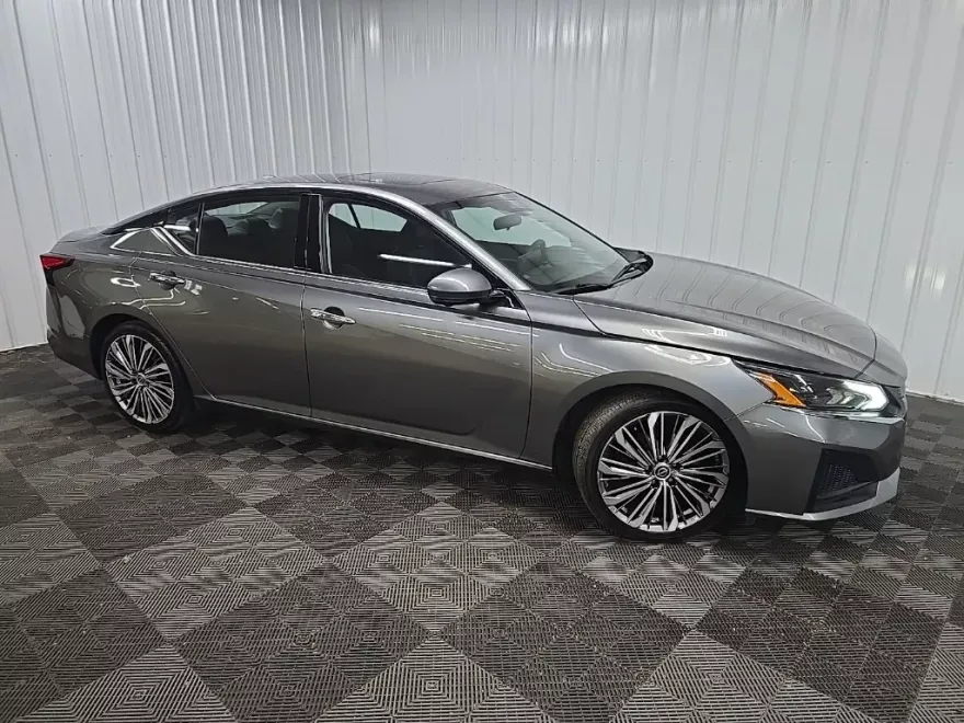 2023 Nissan Altima 2.5 SL photo 1