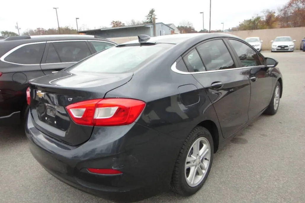 2017 Chevrolet Cruze LT photo 1