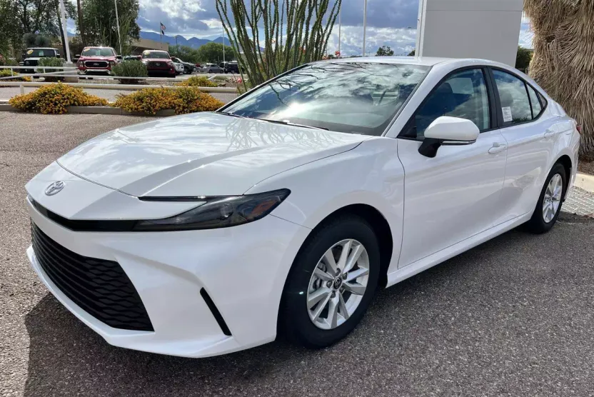 2025 Toyota Camry LE photo 1