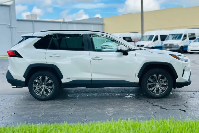 2023 Toyota RAV4 Hybrid XLE Premium photo 1