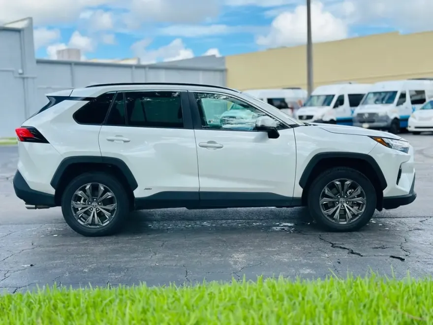 2023 Toyota RAV4 Hybrid XLE Premium photo 1