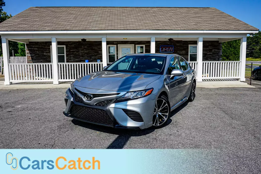 2020 Toyota Camry SE photo 1