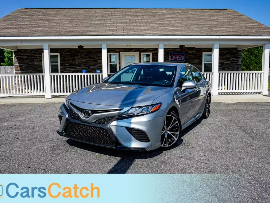2020 Toyota Camry SE photo 1