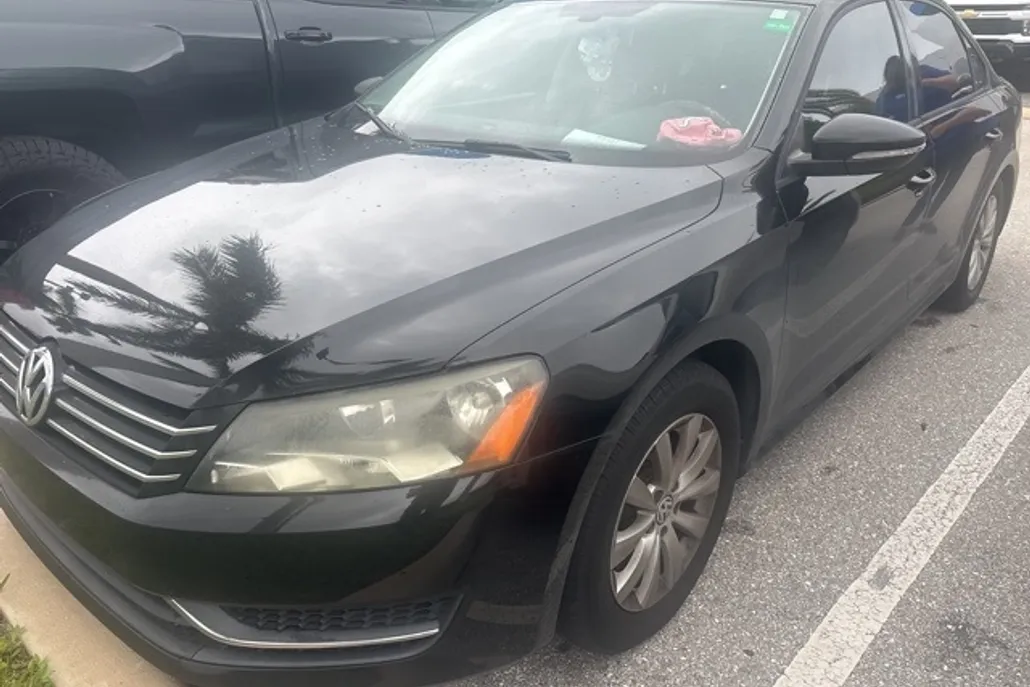 2012 Volkswagen Passat S photo 1
