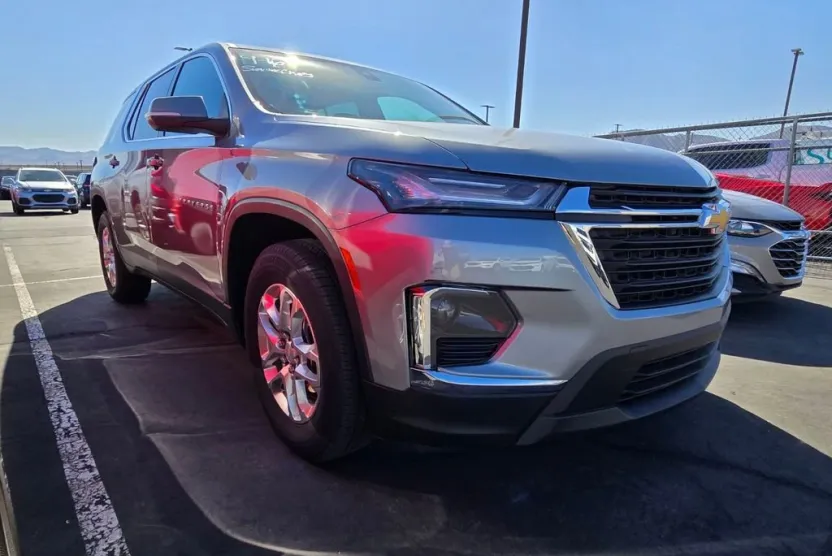 2023 Chevrolet Traverse LS photo 1