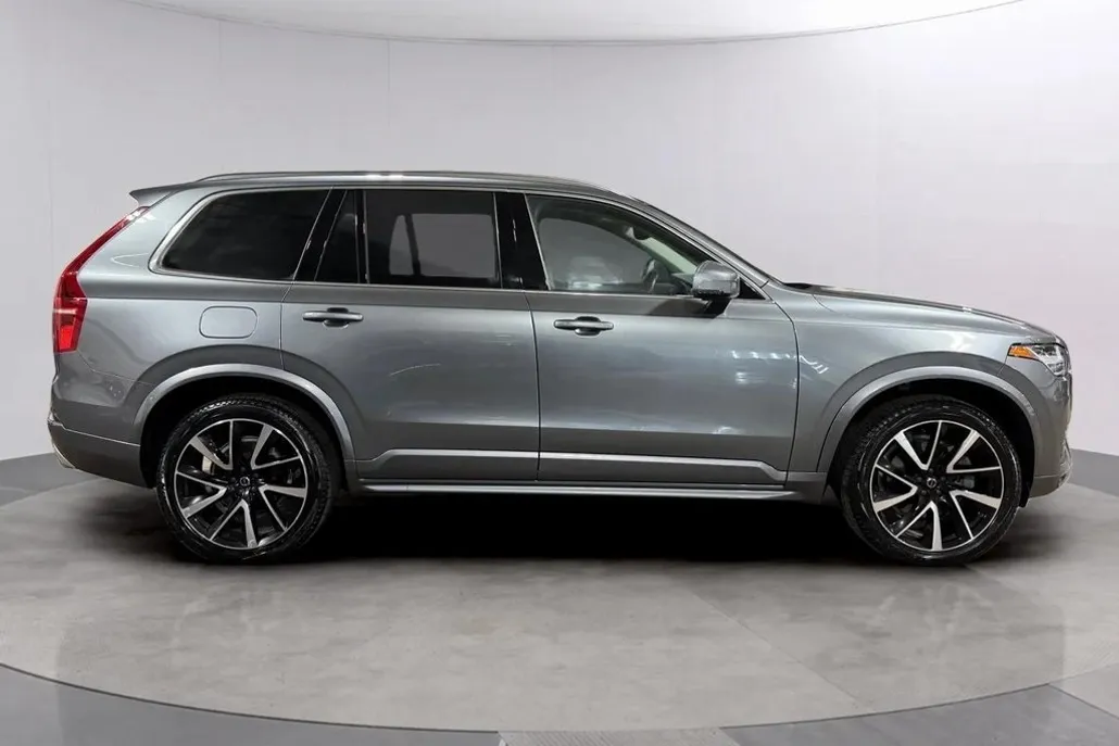 2020 Volvo XC90 T6 Momentum AWD photo 1