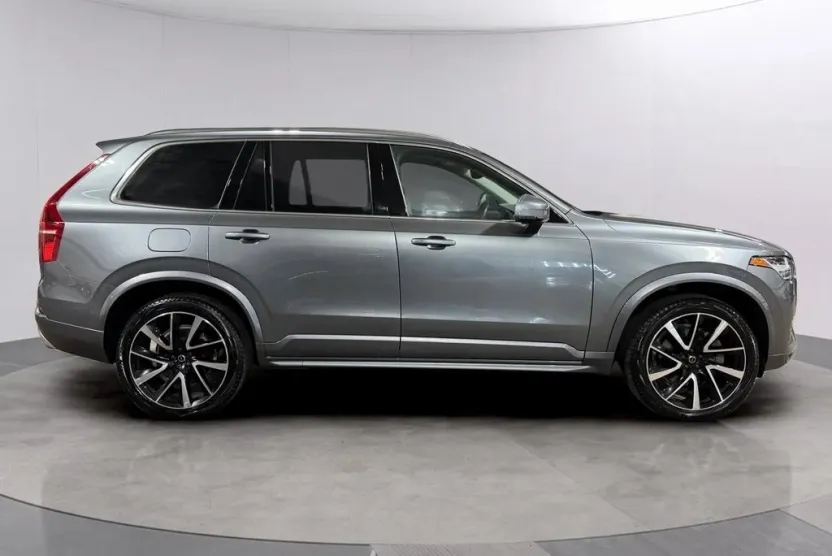 2020 Volvo XC90 T6 Momentum AWD photo 1