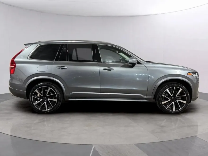 2020 Volvo XC90 T6 Momentum AWD photo 1