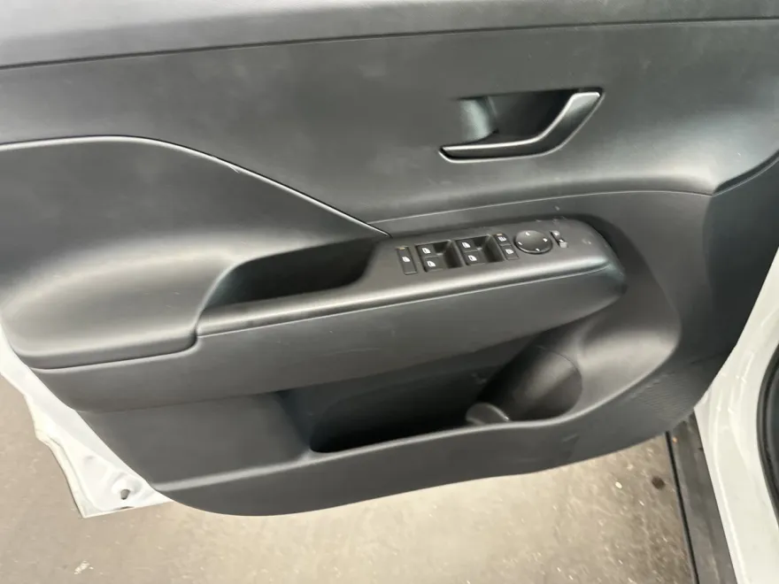 2024 Hyundai Kona SE photo 1