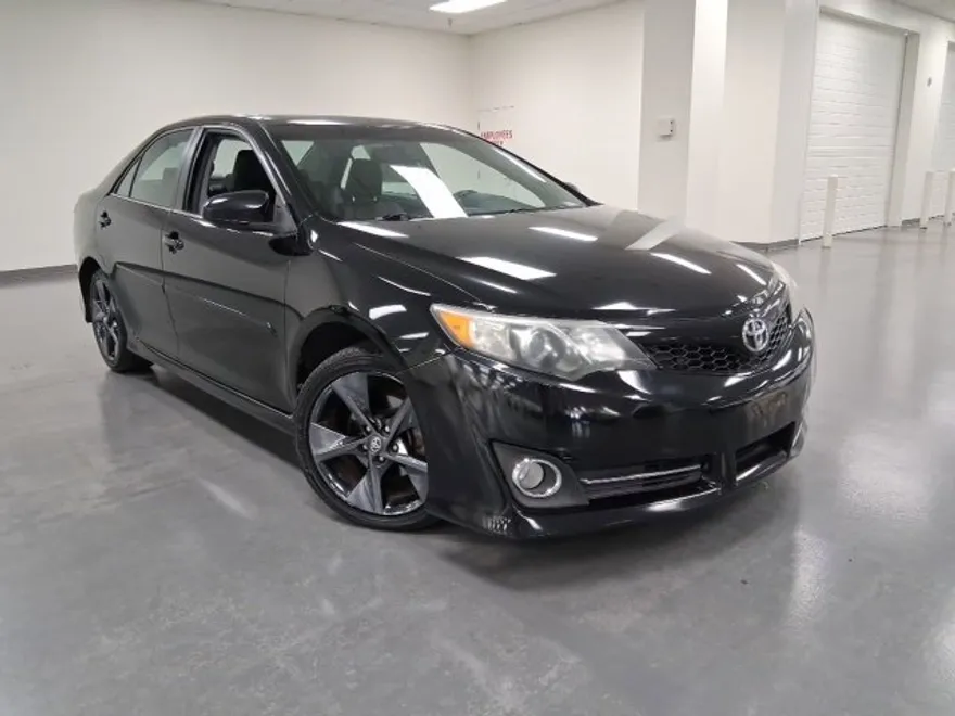 2014 Toyota Camry SE photo 1