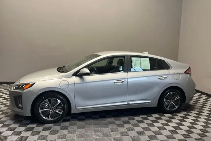 2022 Hyundai Ioniq Plug-In Hybrid SEL photo 1
