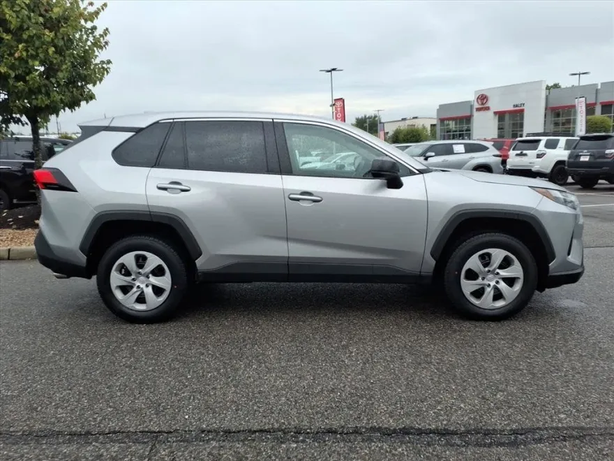 2024 Toyota RAV4 LE photo 1