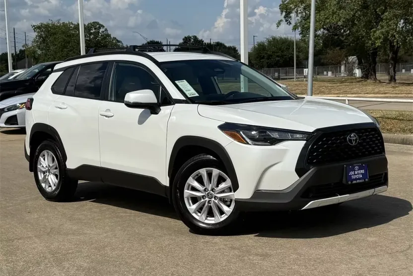 2024 Toyota Corolla Cross LE photo 1