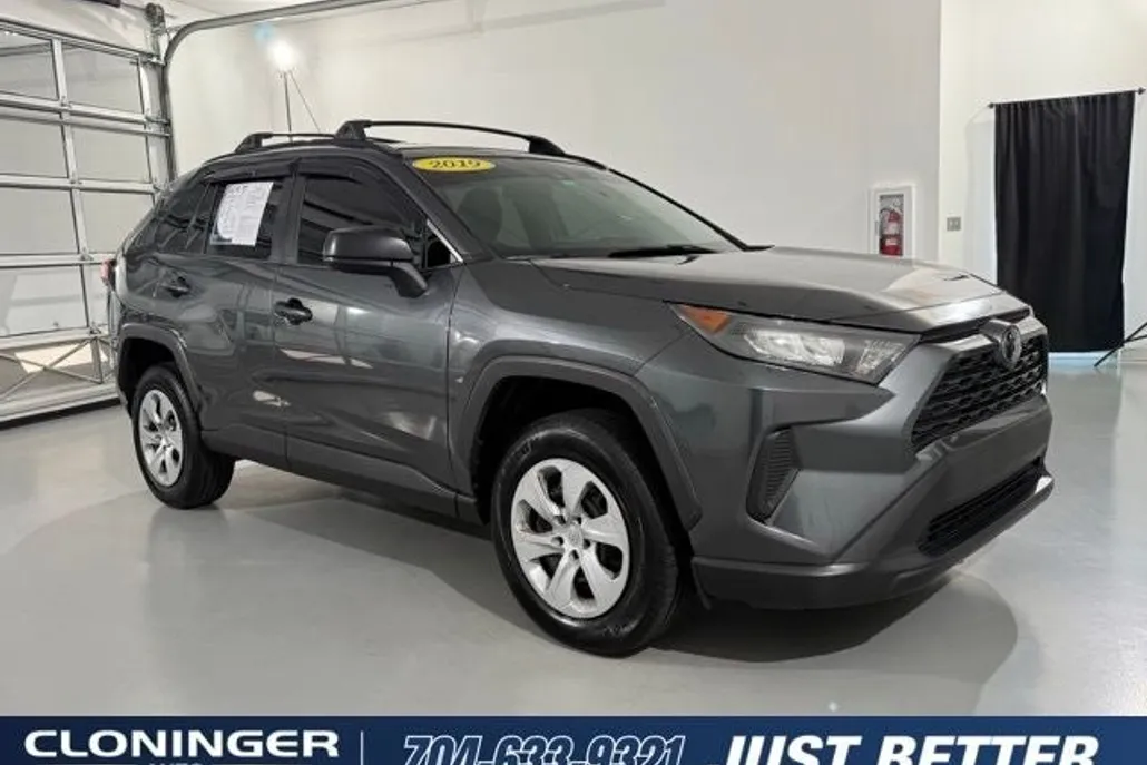 2019 Toyota RAV4 LE photo 1