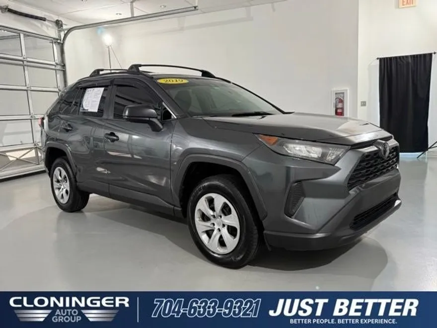 2019 Toyota RAV4 LE photo 1