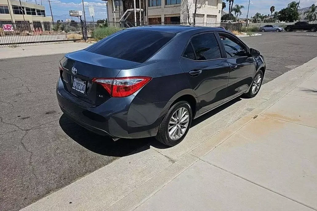 2015 Toyota Corolla LE Plus photo 1
