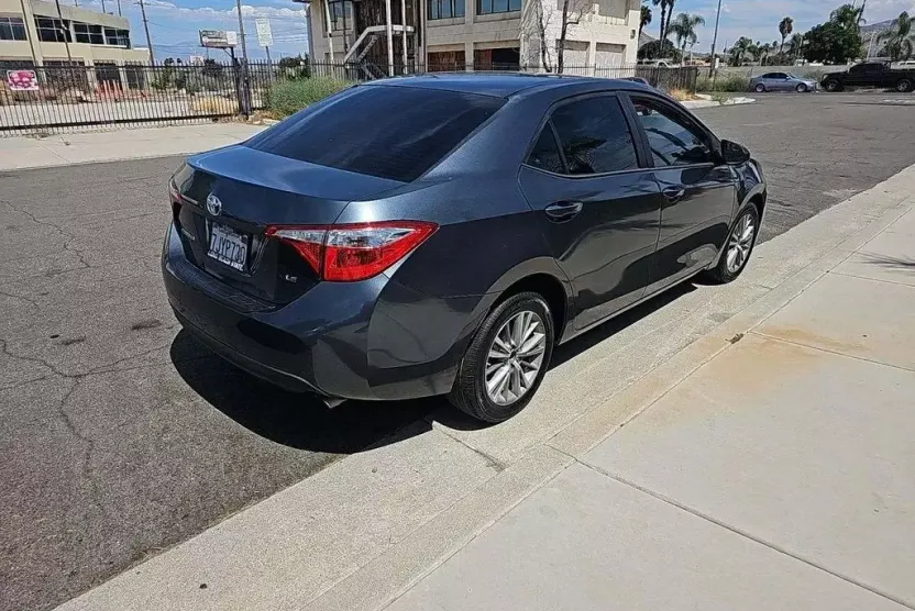 2015 Toyota Corolla LE Plus photo 1